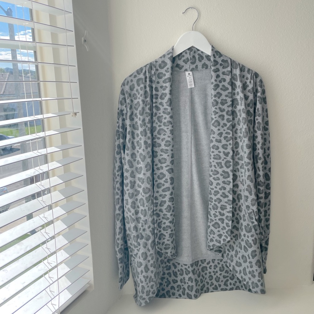 90 DEGREE BY REFLEX GRAY LEOPARD PRINT CARDIGAN